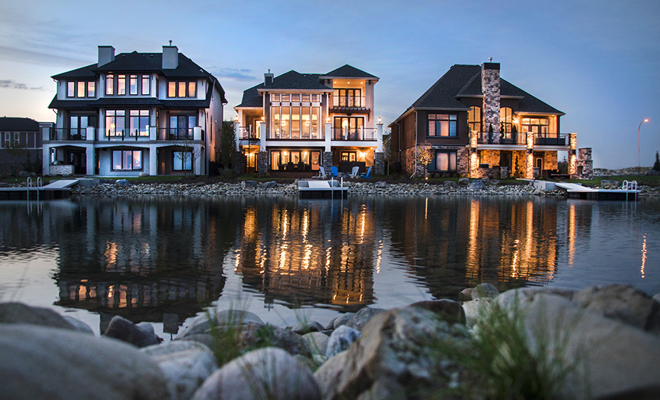 Lakefront Estate show homes on Mahogany Lake